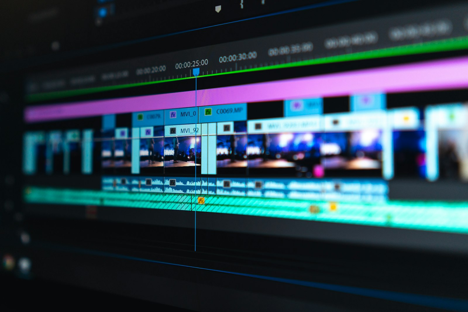Timeline projekta u Premiere Pro tijekom montaže